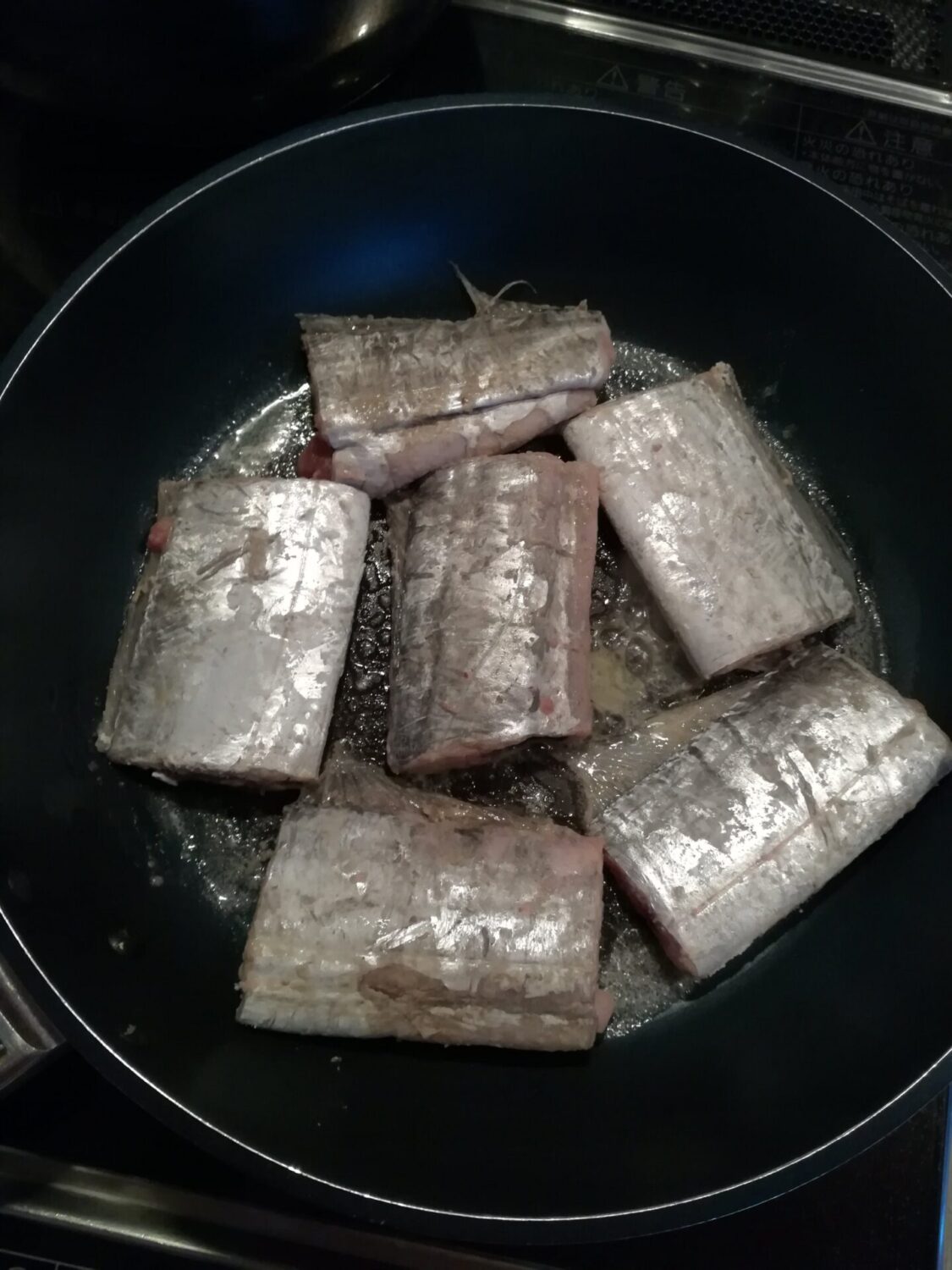 太刀魚の塩焼き、ムニエル、天ぷらのレシピ！旬の時期、名前の由来、値段などもご紹介します。
