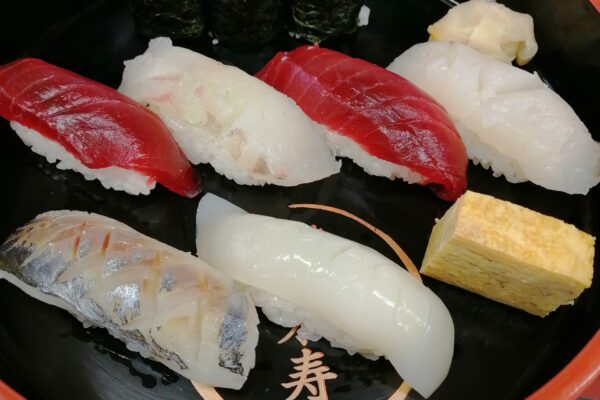 寿司一貫の重さは何グラム？寿司ネタ、シャリの大きさの違いについて解説します。