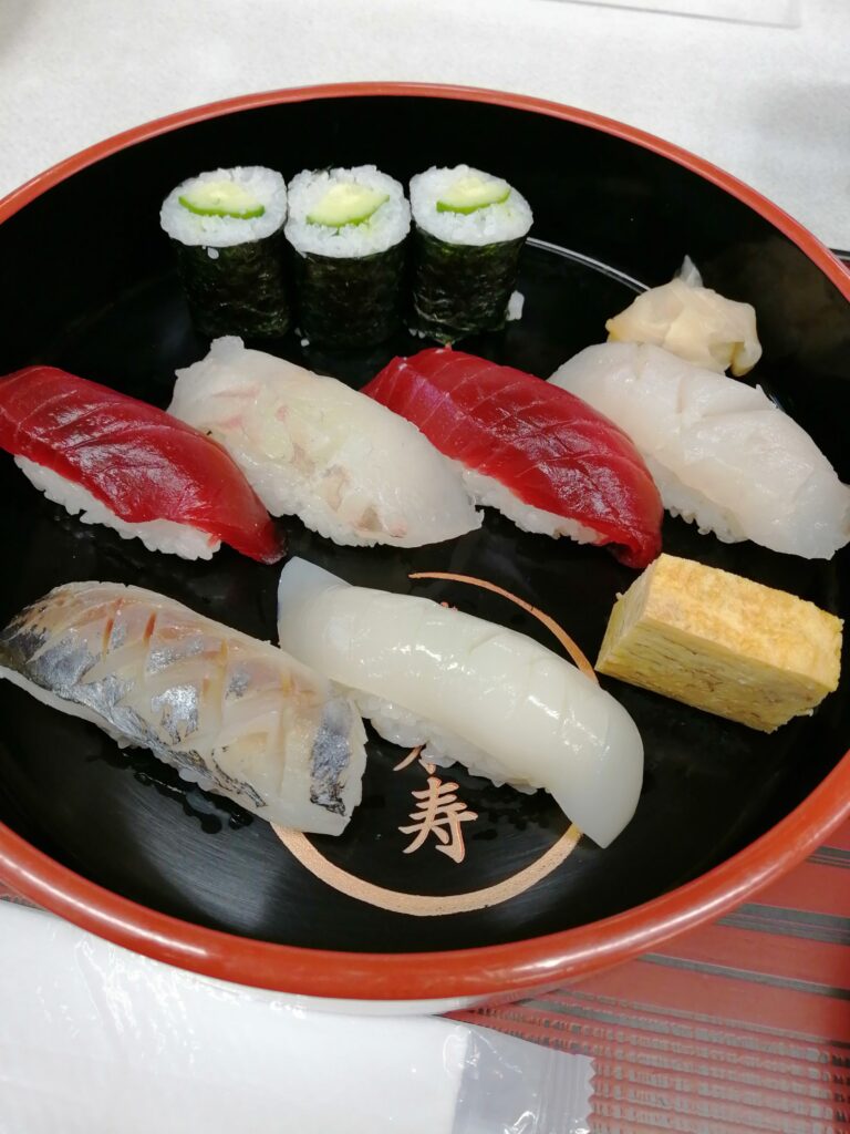 寿司一貫の重さは何グラム？寿司ネタ、シャリの大きさの違いについて解説します。